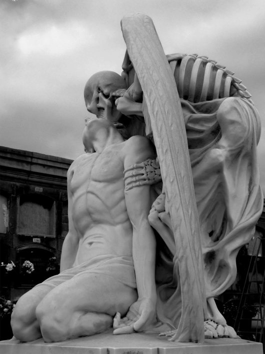 Статуя «Поцелуй смерти»