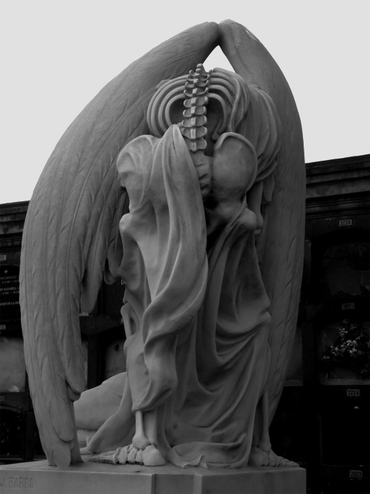 Статуя «Поцелуй смерти»
