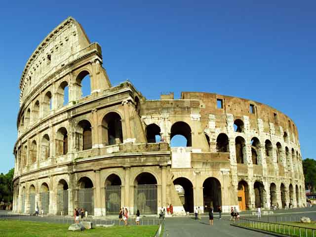 В 2007 году одним из семи чудес света был признан римский Колизей – гигантский амфитеатр, пришедший к нам из далекого прошлого. Он был построен благодаря неуемному самолюбию Веспасиана –  так император хотел навсегда истребить память о своем предшественнике Нероне. 