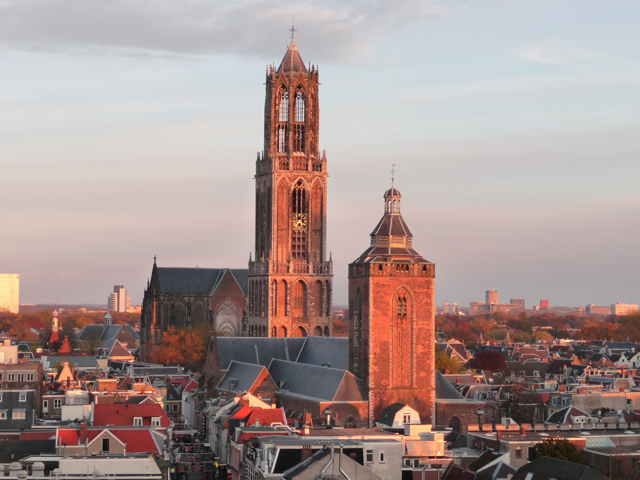 Строение переходило из рук католической церкви к протестантам, бури периодически разрушали недостроенные стены, но главная башня собора оставалась неизменной. По сей день шпиль храмовой башни является в Нидерландах самым высоким (112,33 м)