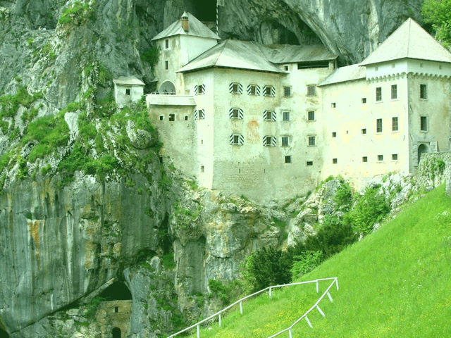 Предъямский замок считается, наверное, самым уникальным чудом света. Он располагается недалеко от Постойнской пещеры. Главной его особенностью можно считать то, что замок был построен на недоступной скале, что возвышается на 123-метровой высоте.