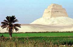 Пирамида Снофру ( приемника Джосера) в Медуме